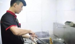 大理小厨师爆料事件视频,揭秘后厨那些不为人知的秘密